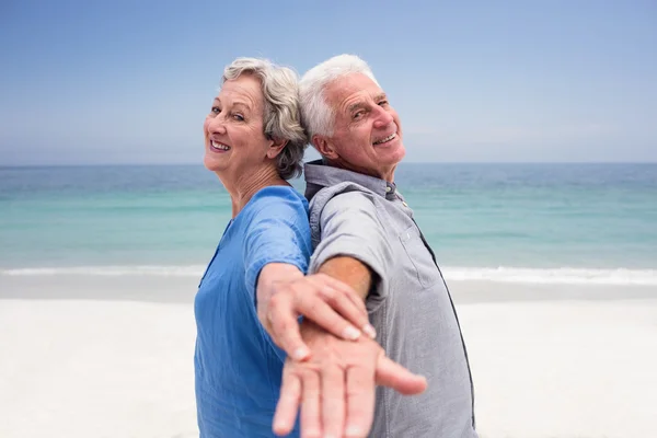 Senior koppel staande rug aan rug — Stockfoto