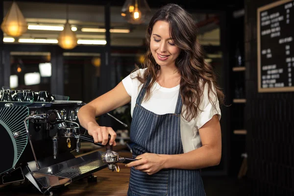 Barista préparation de café avec machine — Photo