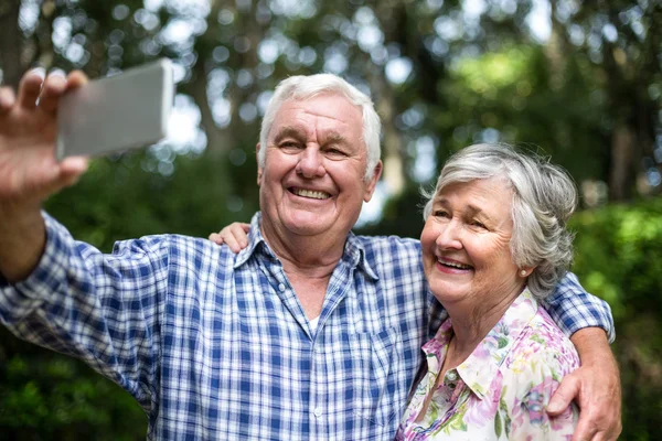 Fröhliches Senioren-Paar macht Selfie — Stockfoto