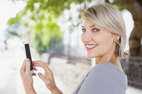 Frau nutzt Smartphone — Stockfoto