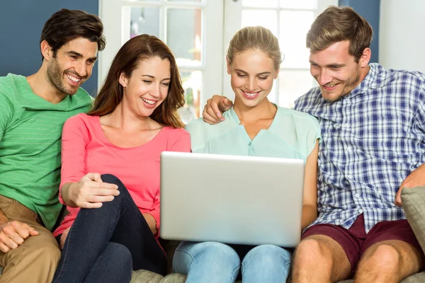 Amigos usando laptop em casa — Fotografia de Stock