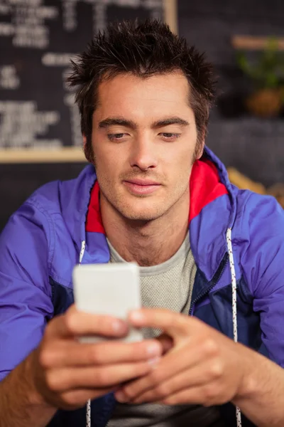 Homem usando seu smartphone — Fotografia de Stock