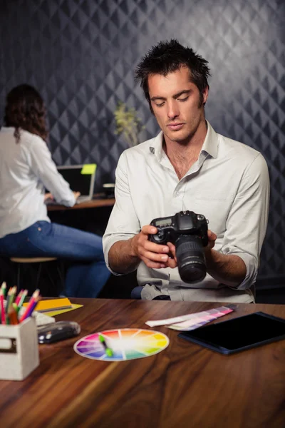 Uomo d'affari guardando l'immagine sulla macchina fotografica — Foto Stock