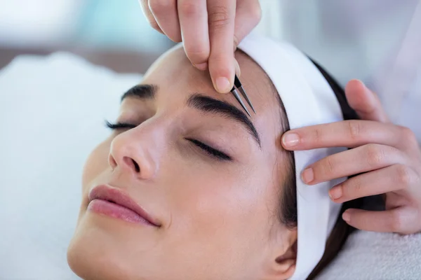 Mujer consiguiendo sus cejas en forma —  Fotos de Stock