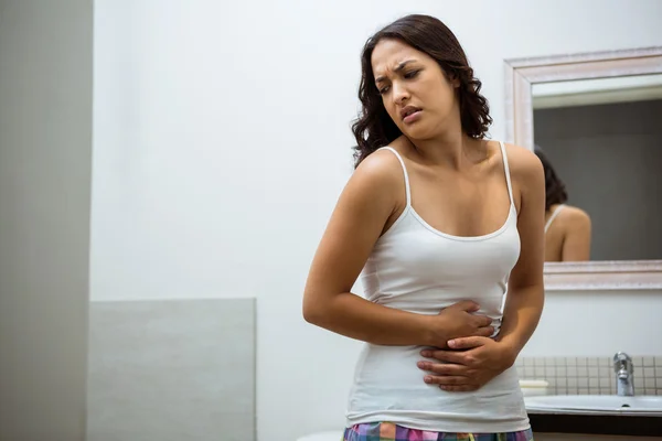 Γυναίκα έχοντας πόνος στο στομάχι — Φωτογραφία Αρχείου