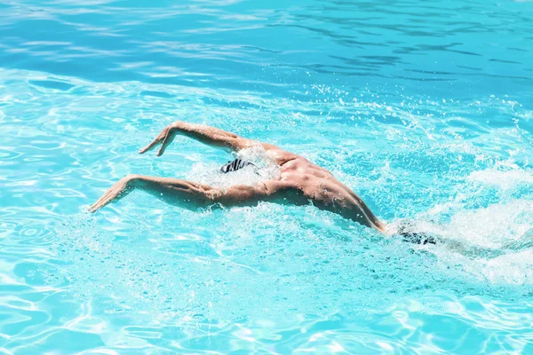 Fit nadador fazendo acidente vascular cerebral borboleta — Fotografia de Stock