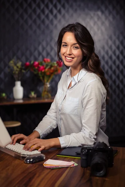 Empresaria que trabaja en la computadora — Foto de Stock