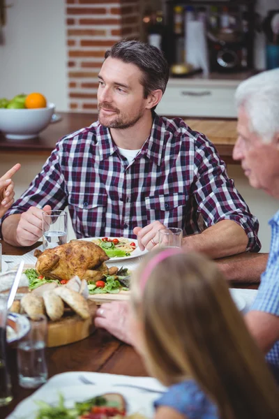 Multi generation familj sitter vid matbordet — Stockfoto