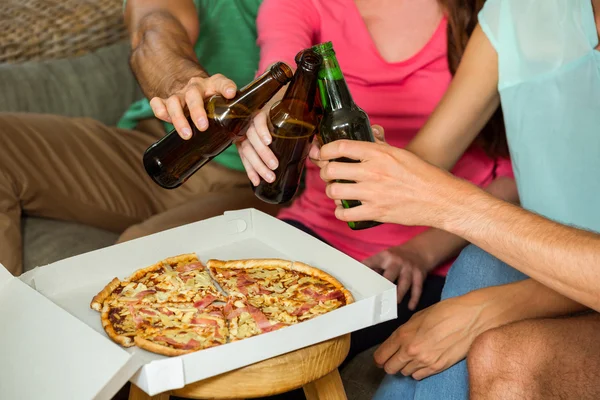 Amigos tostadas botellas de cerveza — Foto de Stock