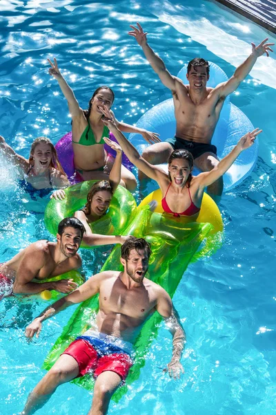 Vänner att ha roligt i poolen — Stockfoto