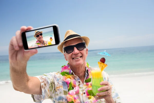 Hombre tomando selfie en la playa — Foto de Stock