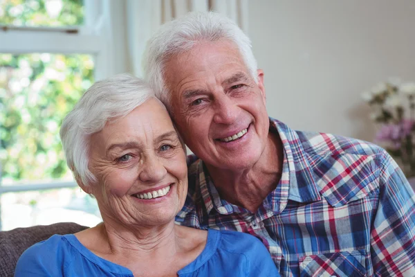 Glad kärleksfull äldre par — Stockfoto