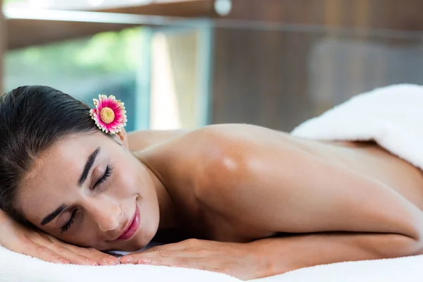 Mulher relaxante na mesa de massagem — Fotografia de Stock