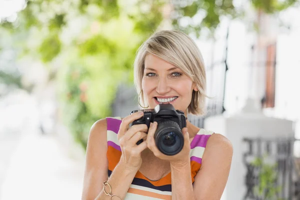 Vrouw met camera in de stad — Stockfoto