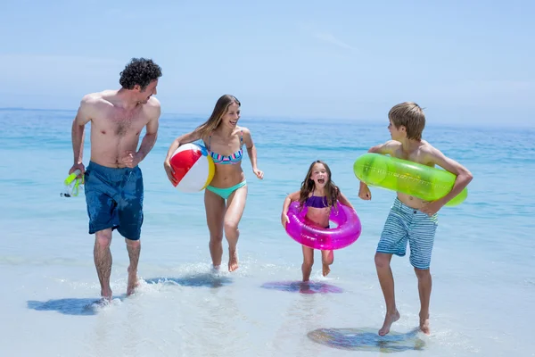 Família alegre correndo — Fotografia de Stock