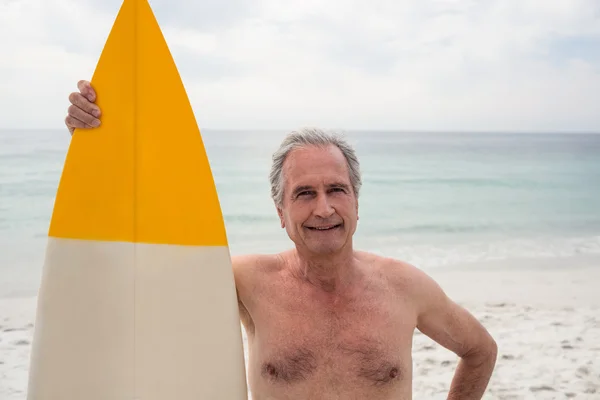 Senior am Strand mit Surfbrett — Stockfoto