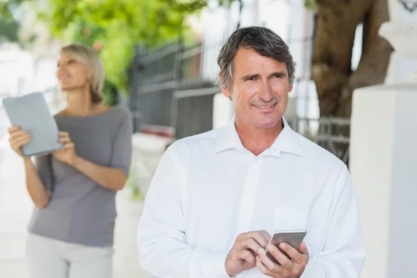 Gelukkig man met behulp van mobiele telefoon — Stockfoto