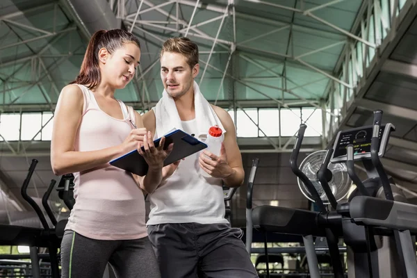 Mann spricht nach dem Training mit Trainer — Stockfoto