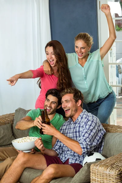 Amici che guardano il calcio a casa — Foto Stock