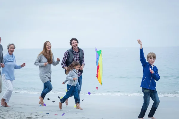 Denizde kıyıya çalışan aile — Stok fotoğraf