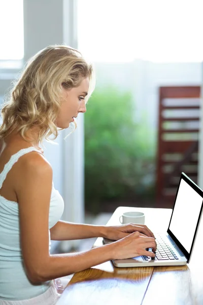 Jonge vrouw werkt op laptop — Stockfoto