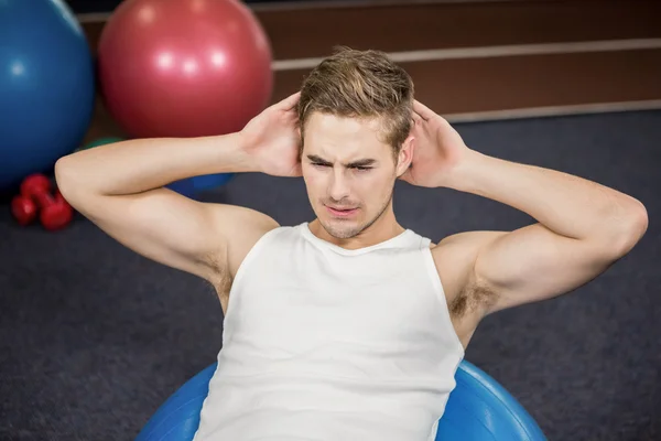 Homem trabalhando fora na bola de fitness — Fotografia de Stock