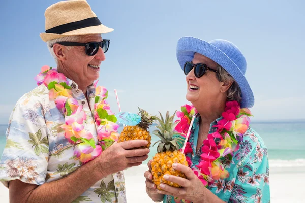 Senior couple holding pineapple cocktail — Stock Photo, Image