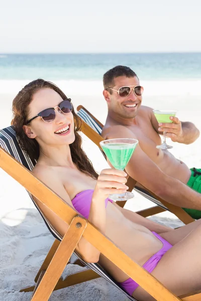 Couple sitting and drinking cocktails — Stock Photo, Image