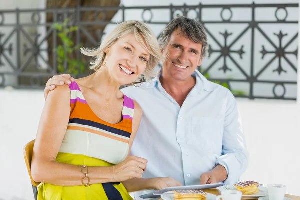 Pareja feliz con tableta digital — Foto de Stock