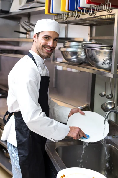 Un empleado guapo lavando platos — Foto de Stock