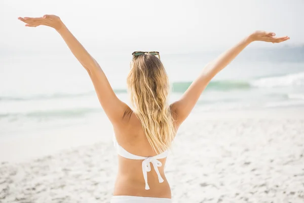 Blonde vrouw die zich voordeed op het strand — Stockfoto