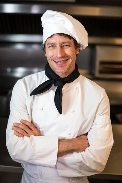 Chef sonriente en la cocina — Foto de Stock