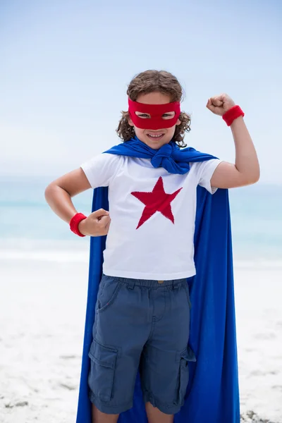 Мальчик в костюме супергероя стоит — стоковое фото