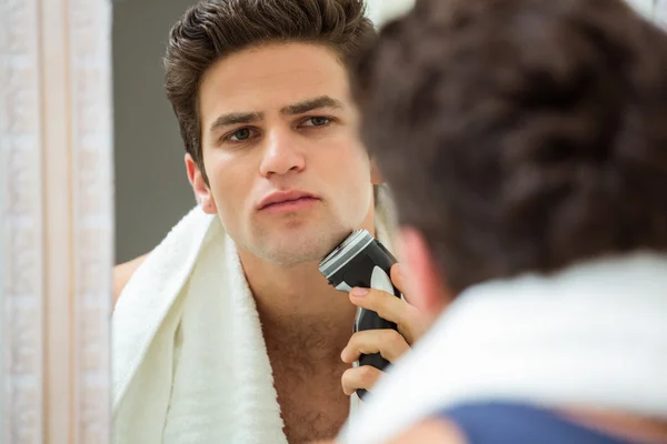 Joven afeitándose con trimmer —  Fotos de Stock