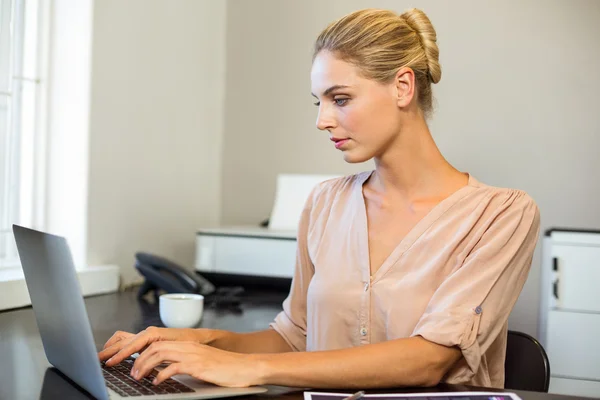 Businesswoman working on laptop — Stock Photo, Image