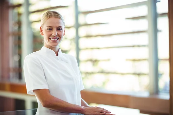 Portret van lachende masseuse — Stockfoto