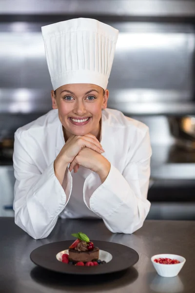 Chef com as mãos no queixo na cozinha comercial — Fotografia de Stock