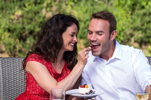 Esposa feliz alimentando marido no gramado — Fotografia de Stock