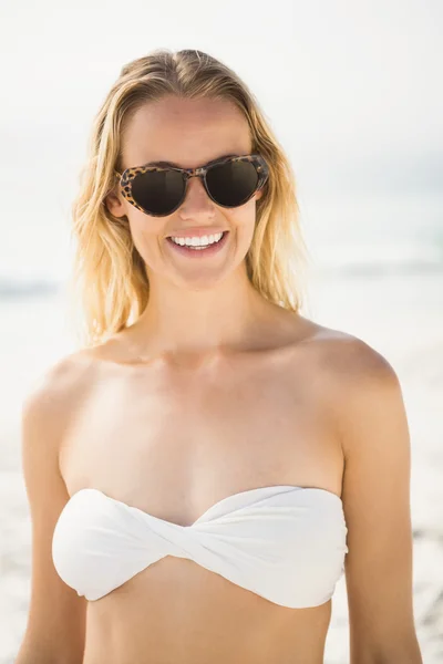 Blonde vrouw die zich voordeed op het strand — Stockfoto