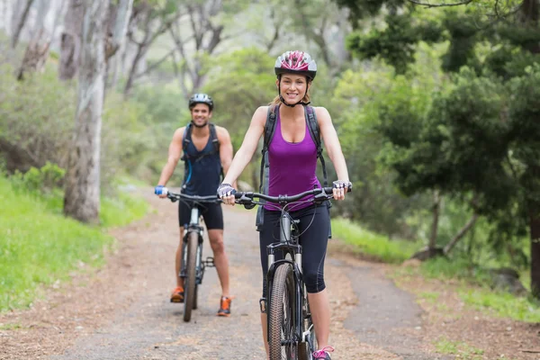 Erkek ve kadın bisikleti binme — Stok fotoğraf