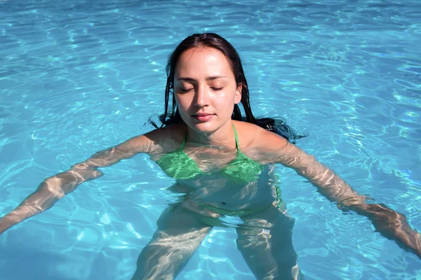 Mulher sorridente na piscina — Fotografia de Stock