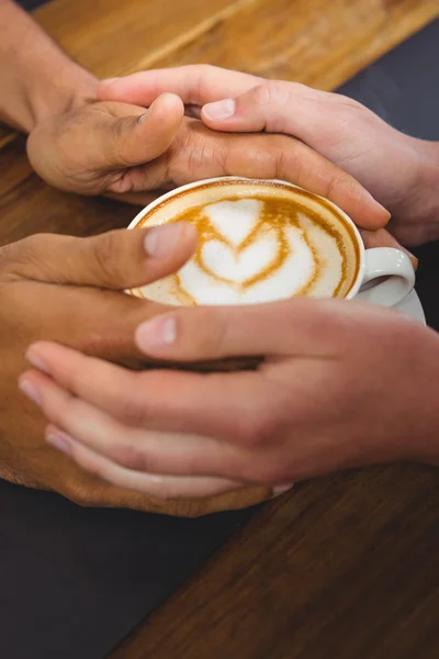 Coppia tenendosi per mano — Foto Stock