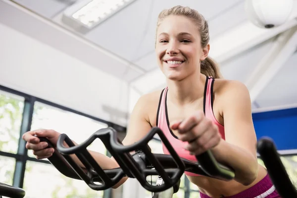 Mujer haciendo ejercicio en bicicleta estática — Foto de Stock