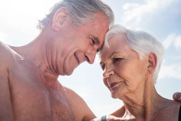 Senior koppel omarmen op strand — Stockfoto