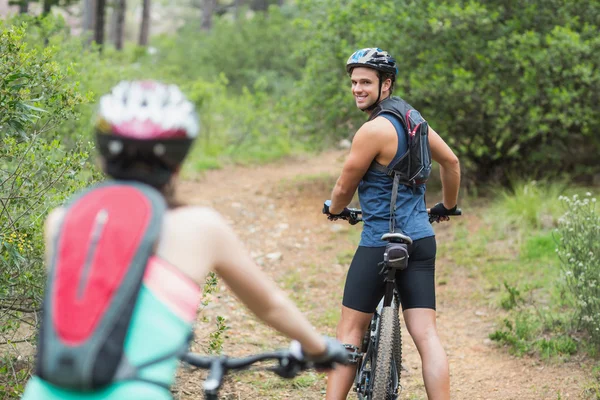Tevreden fietser op zoek naar vrouw — Stockfoto
