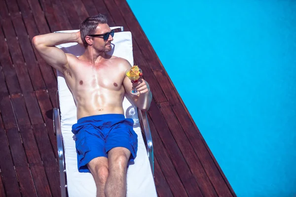 Man relaxing on sun lounger — Stock Photo, Image