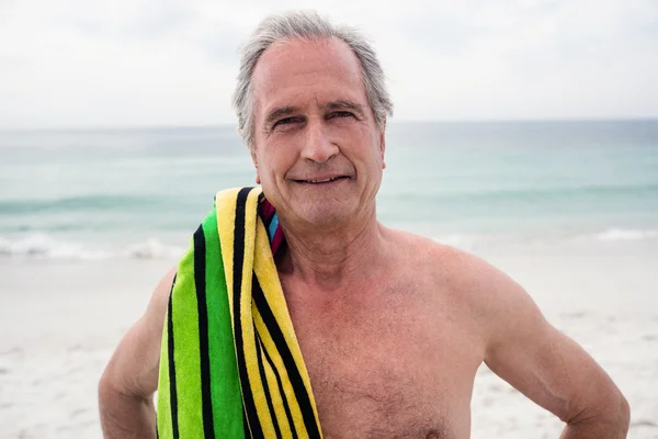 Homme âgé debout sur la plage — Photo