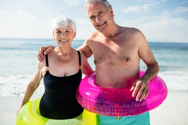 Äldre par i Uppblåsbara ringar — Stockfoto