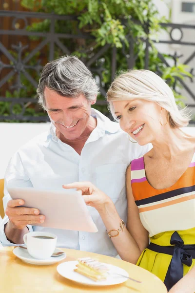 Mujer feliz apuntando a la tableta — Foto de Stock