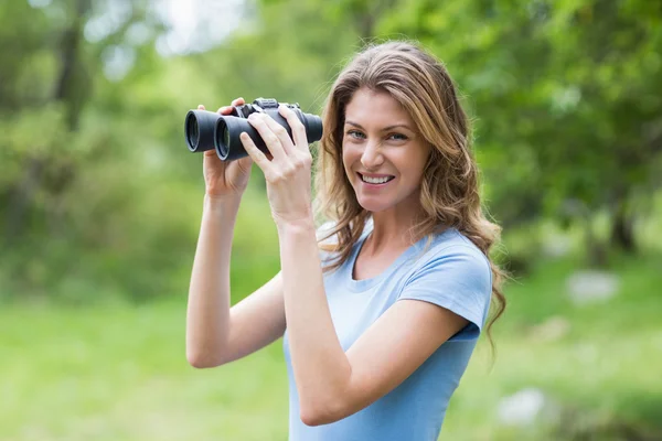 Ung kvinna med kikare — Stockfoto